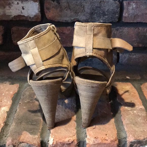 Aldo taupe sandals with ankle cuff - Picture 3 of 3